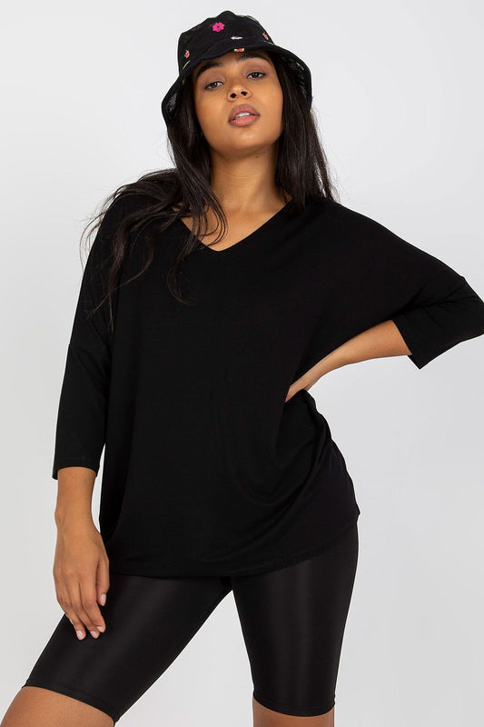 Mulher vestindo blusa casual para mulheres curvy preta com manga três quartos e chapéu bucket preto