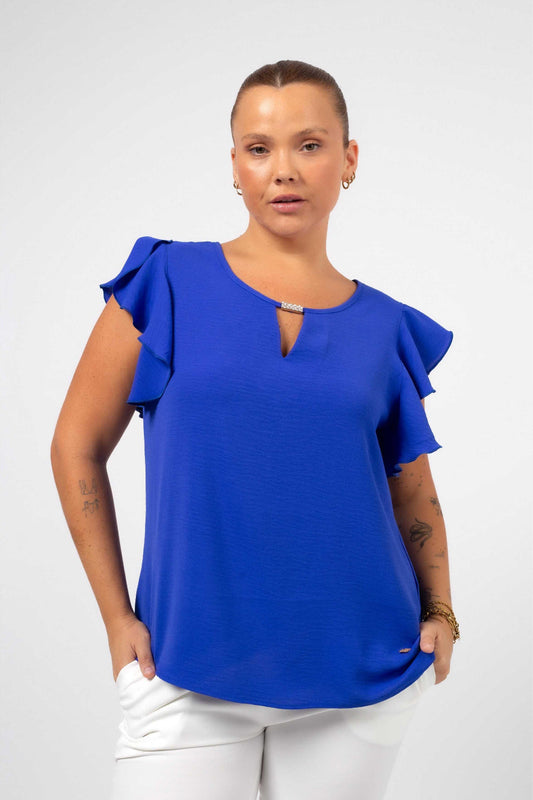 Blusa com babado nos ombros azul da Curvy com detalhe em decote para mulheres plus size