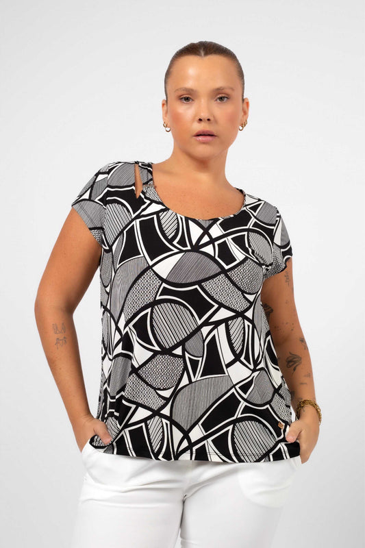 Blusa feminina malha plus size Curvy com estampa geométrica preta e branca e decote arredondado