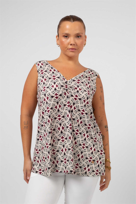 Modelo vestindo blusa malha feminina espiral sem mangas com estampa em tons neutros
