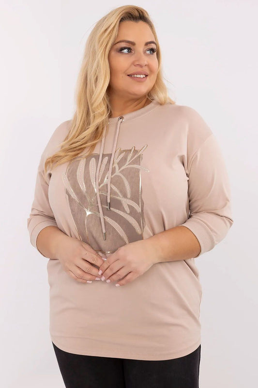 Blusa manga longa plus size bege com estampa decorativa e detalhes brilhantes