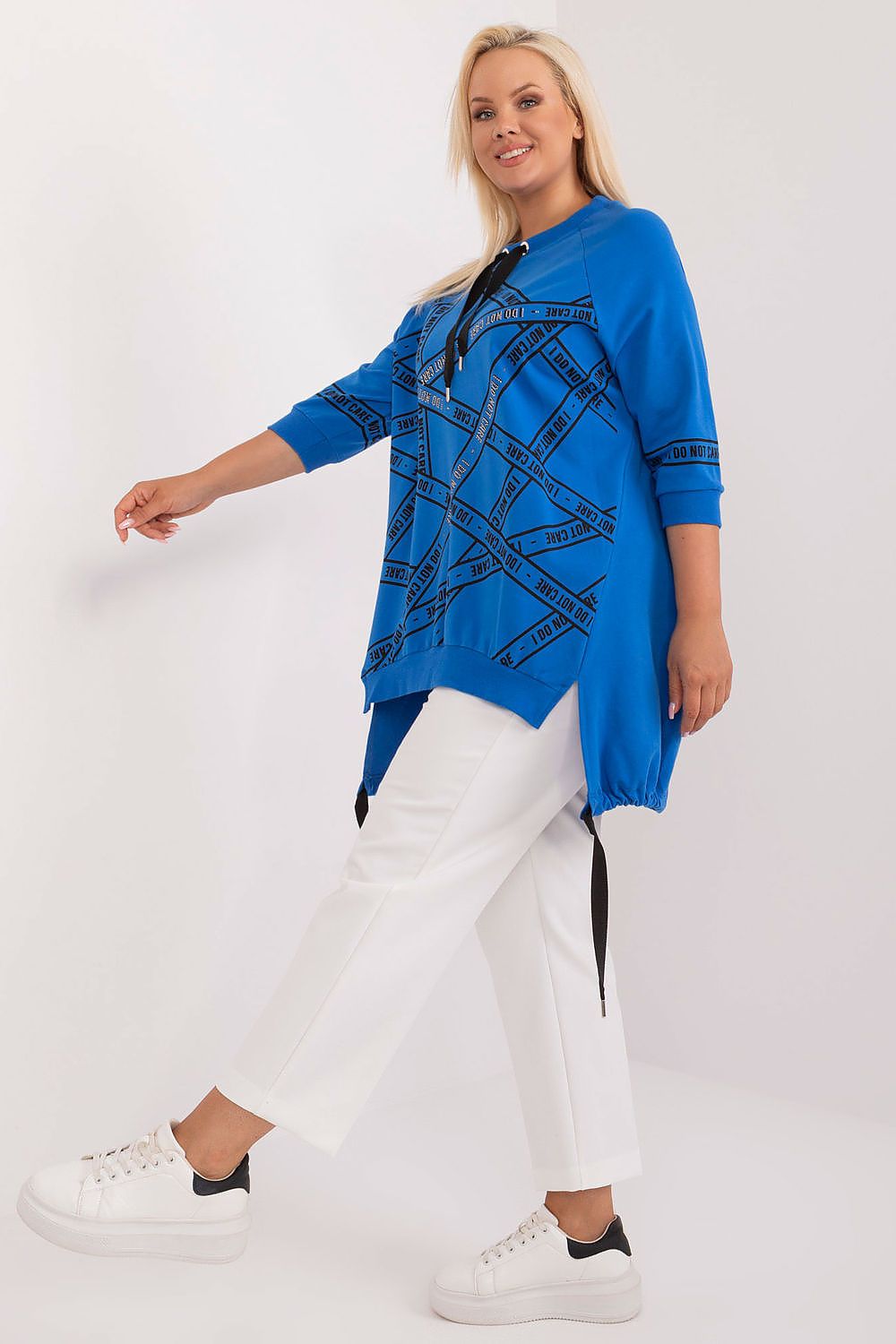 Blusa plus size feminina azul com estampa e detalhes em fitas pretas da Relevance