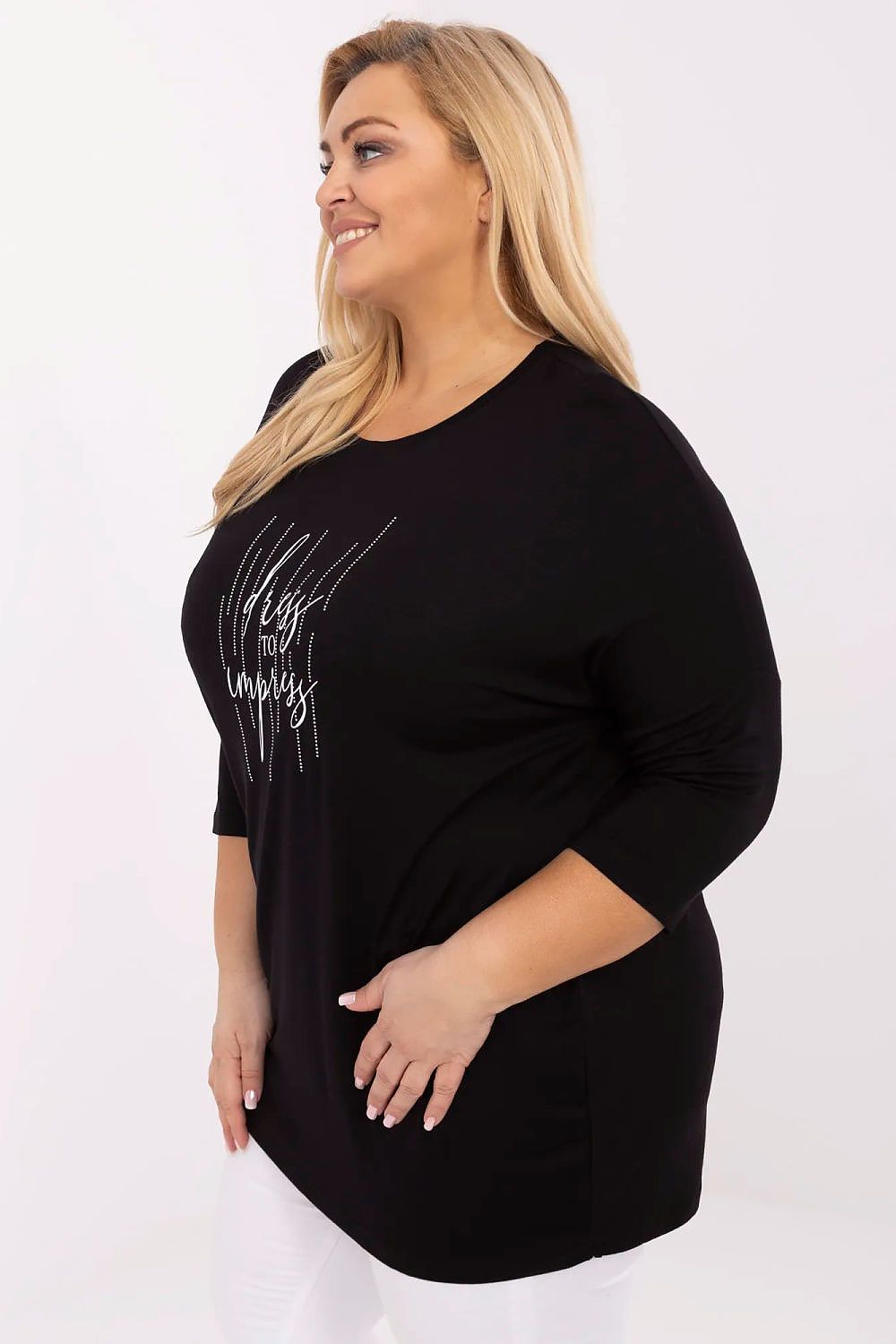 Mulher usando blusa plus size feminina preta com estampa branca de mangas 3 quartos