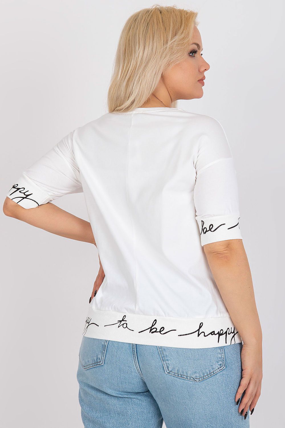 Blusa tamanho grande elegante branca da Relevance com detalhes em escrita preta nas mangas e barra