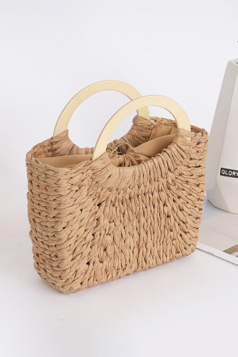 Bolsa de praia estilo vintage Shewin em palha com alças arredondadas de madeira clara