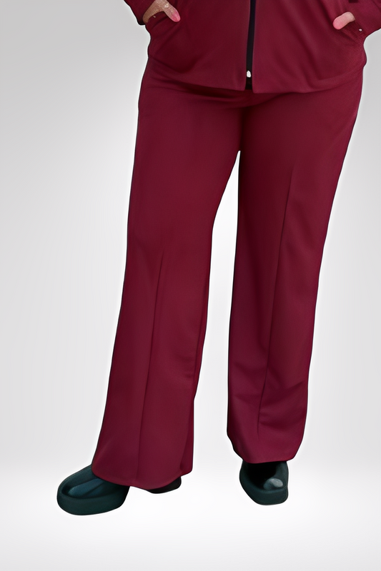 Calça feminina plus size cor vinho tinto da marca Alma com modelagem reta confortável
