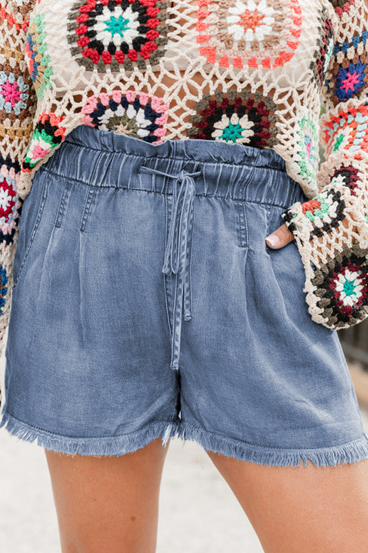 Calção jeans barra desfiada plus size em tecido leve com cós elástico e ajuste de cordão