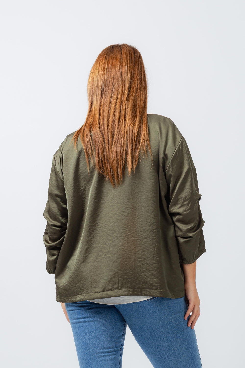 Casaco acetinado feminino Curvy na cor verde oliva visto por trás com manga longa e corte soltinho