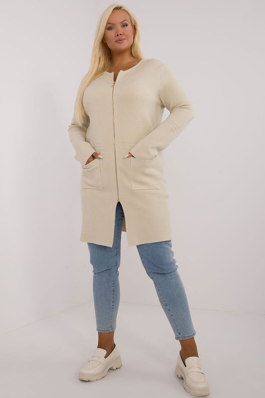 Casaco comprido plus size bege com fecho frontal e bolsos frontais
