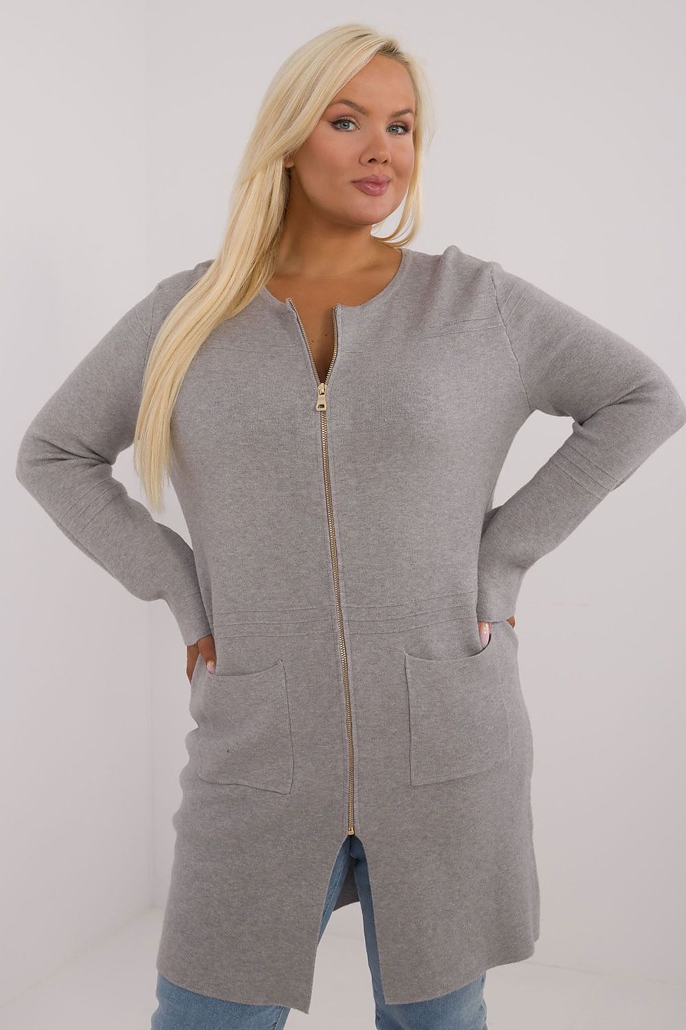 Casaco comprido plus size cinza com zíper frontal e bolsos frontais