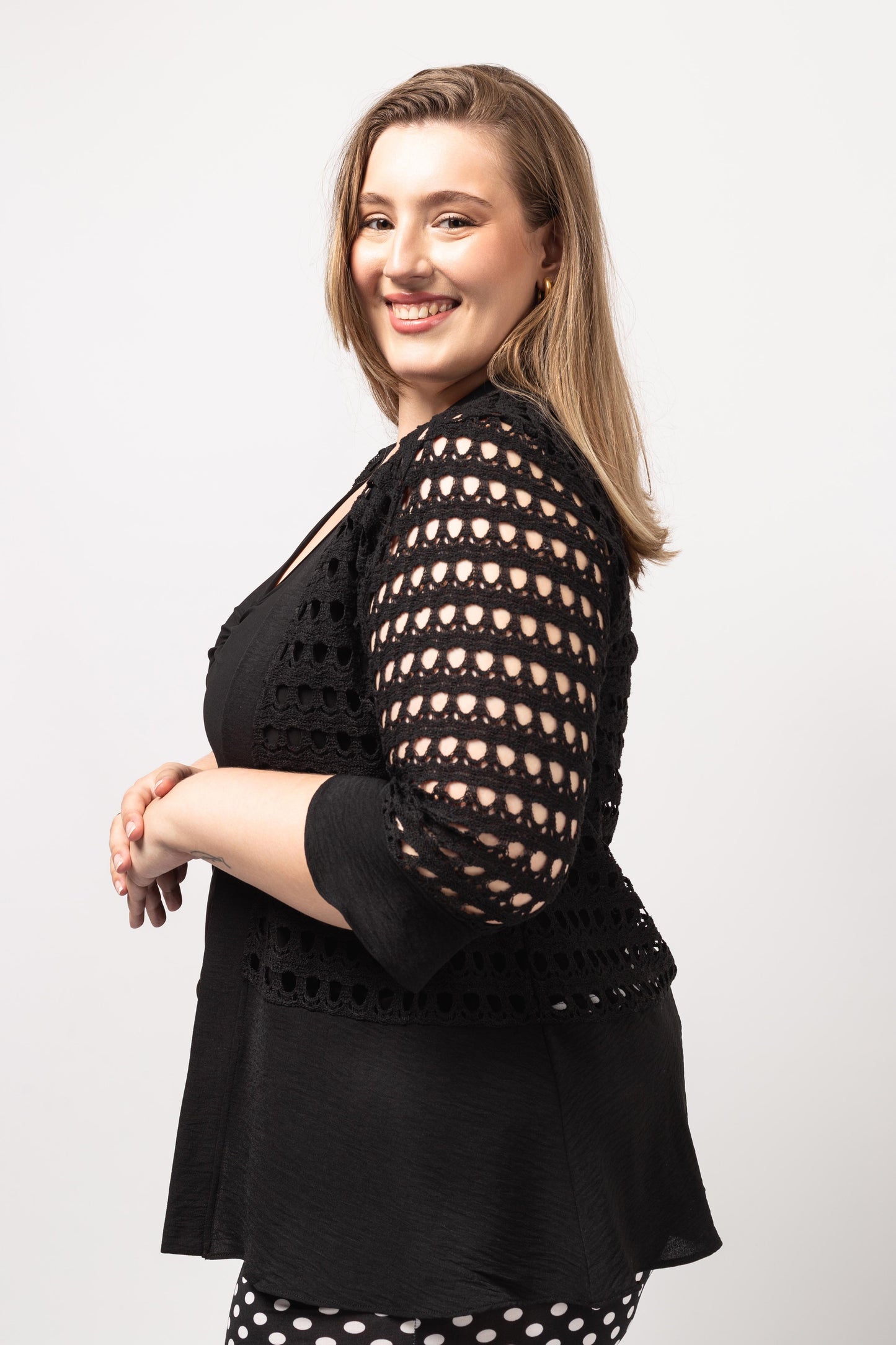 Casaco de renda furada para mulheres em modelo plus size com design elegante preto