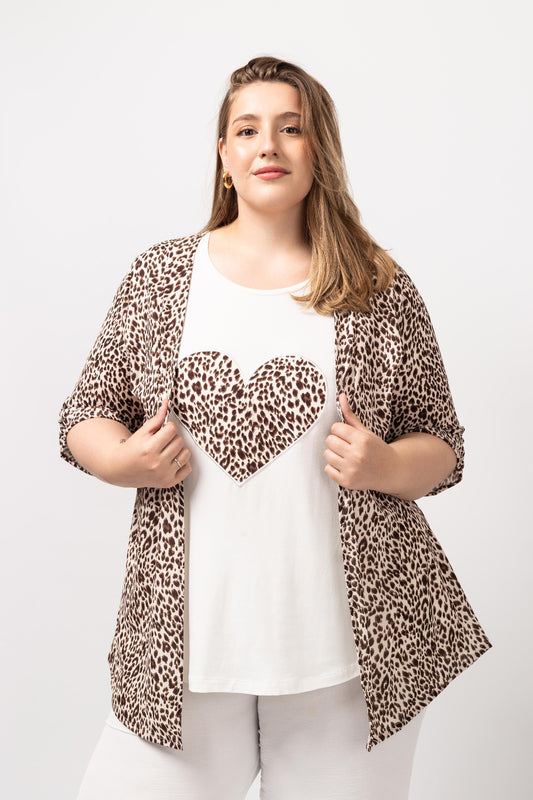Mulher vestindo casaco estampado leopardo plus size aberto sobre camiseta branca com estampa de coração
