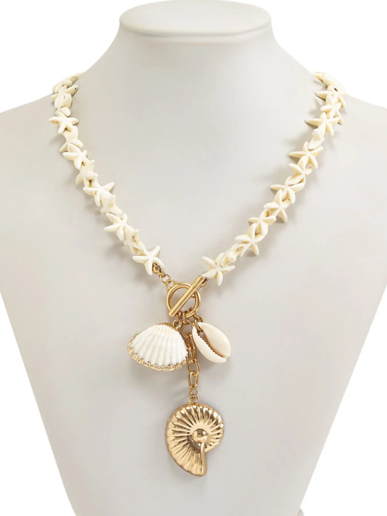 Colar artesanal com pingente de concha em tom branco e dourado da Trendsi com design sofisticado