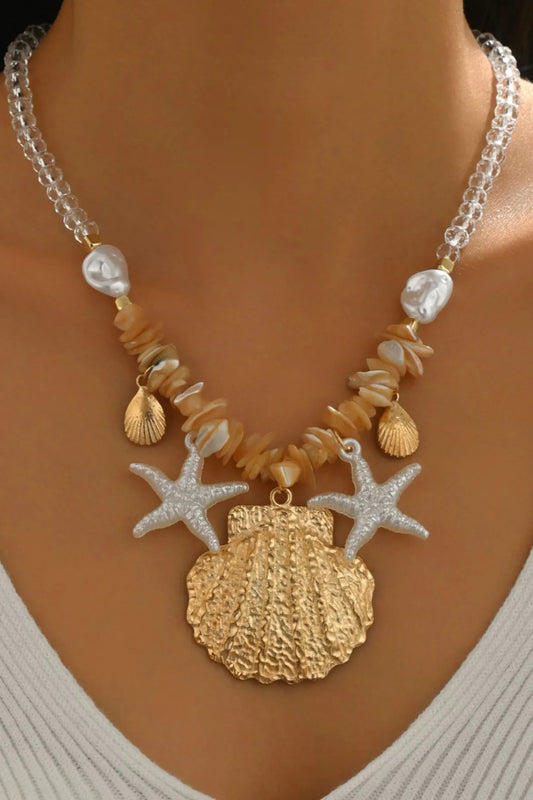 Colar feminino estrela do mar com conchas douradas e pérolas na corrente transparente