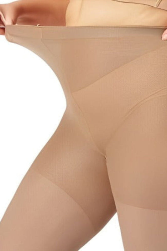 Collants ultra elasticidade cor pele esticados para mostrar ajuste confortável da Curvy