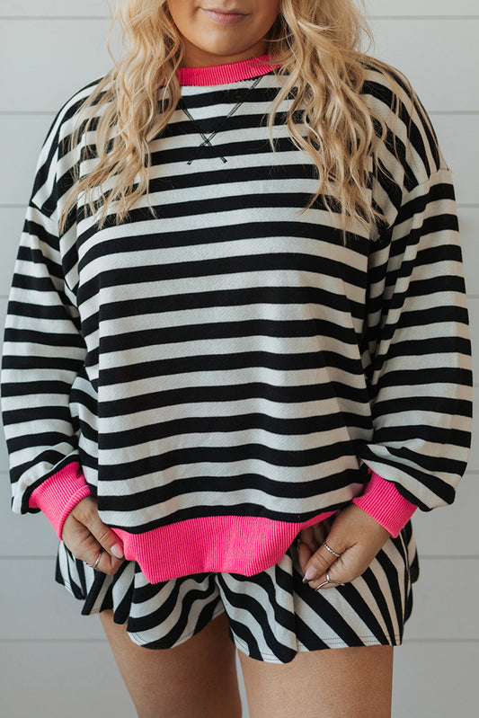 Conjunto casual plus size com calção riscas preto e branco com detalhes em rosa da Shewin