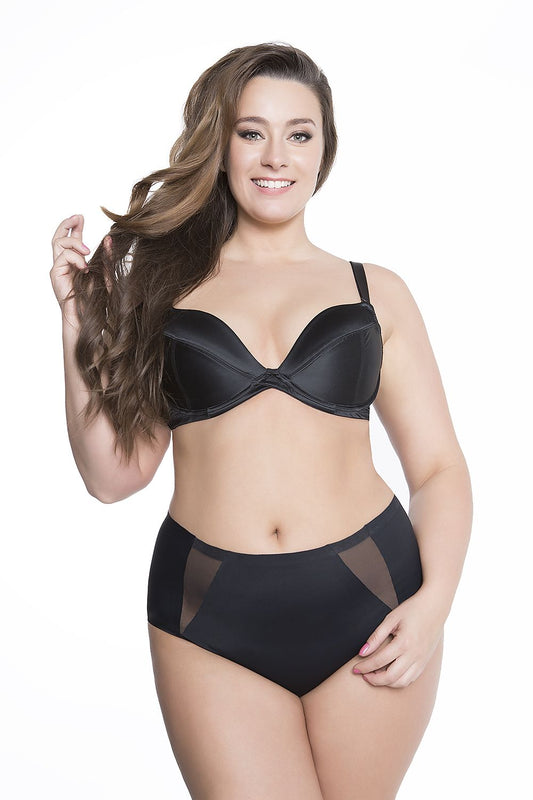 Mulher curvy usando cueca com conforto para mulheres curvy da Julimex Lingerie preta com detalhes em tule