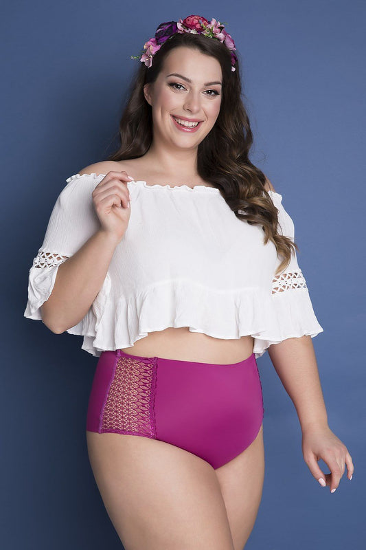 Mulher plus size usando cueca com renda lateral e cintura alta plus size cor rosa