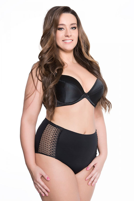Mulher vestindo cueca modeladora para mulheres em preto com detalhes rendados laterais