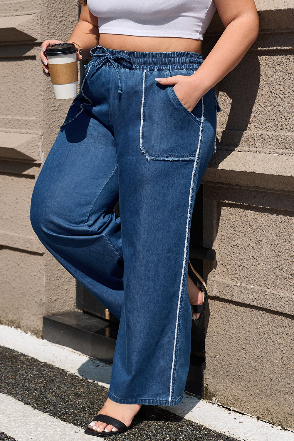 Jeans azul solta para corpo plus size com bolso frontal grande e cós elástico confortável