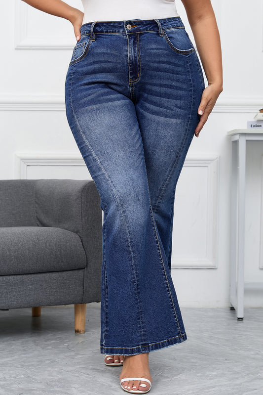 Jeans lavada plus size flare em denim azul com lavagem desbotada e bolsos frontais