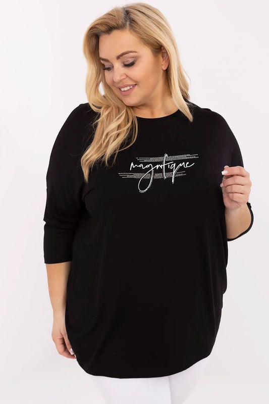 Blusa preta plus size com estampa branca na frente e mangas três quartos