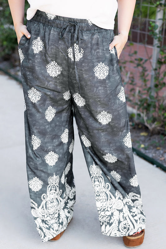 Pantalona plus size estampada preta com detalhes brancos estilo floral confortável e elegante