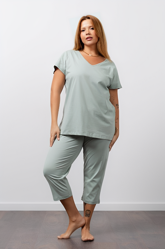 Pijama feminino malha lisa plus size verde claro da TCO com manga curta e calça capri