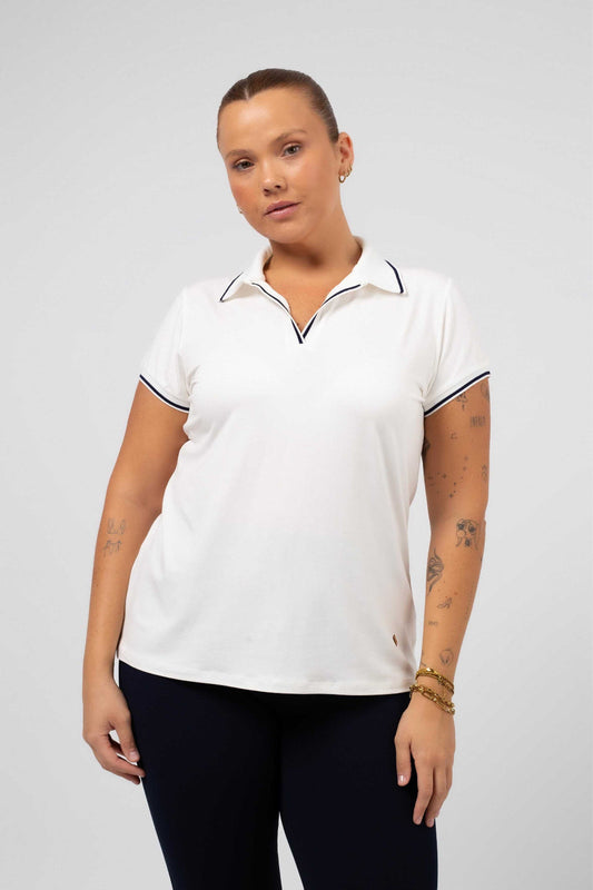polo casual feminina tamanho grande branca gola com detalhes pretos usada por mulher com tatuagens