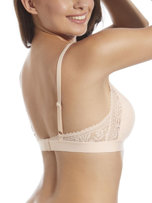 Mulher usando sutiã sem aros Marcela bege da Selene vista de costas com detalhes em renda