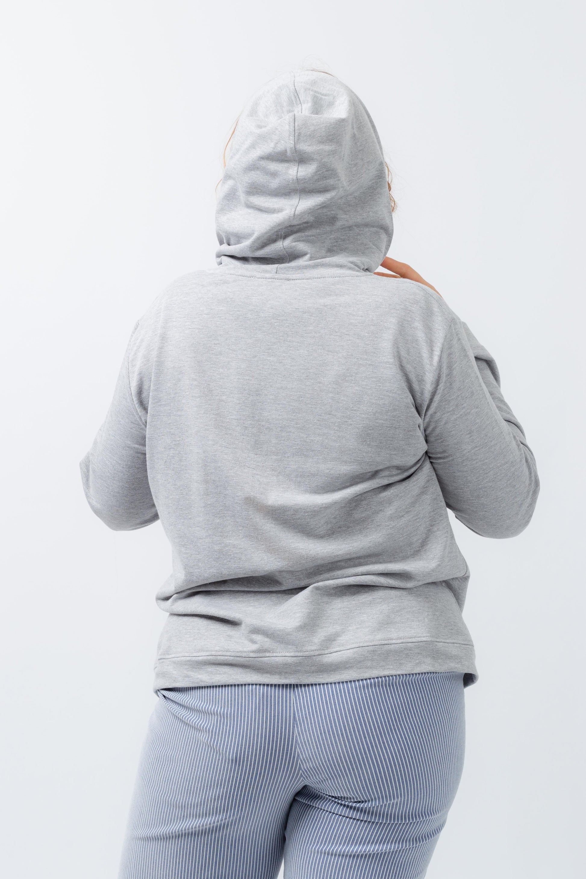 Sweat casual conforto tamanho grande cinza com capuz vista das costas da marca Curvy