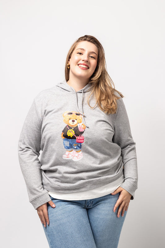 Sweat casual conforto tamanho grande cinza com capuz e estampa de urso mulher sorrindo