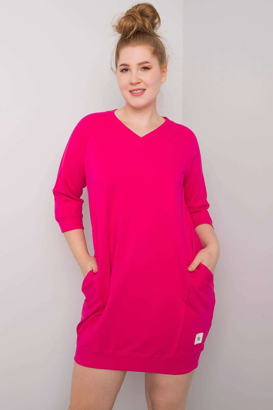 Vestido casual plus size com bolsos em tom rosa vibrante com manga três quartos