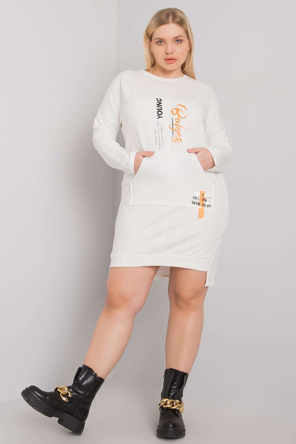 Vestido casual plus size branco de manga longa com bolsos frontais e estampa laranja