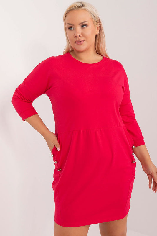 Vestido casual plus size manga longa em tecido vermelho com bolso e corte confortável
