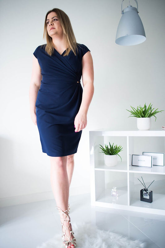 Mulher vestindo vestido de festa feminino azul marinho ajustado com detalhe franzido 