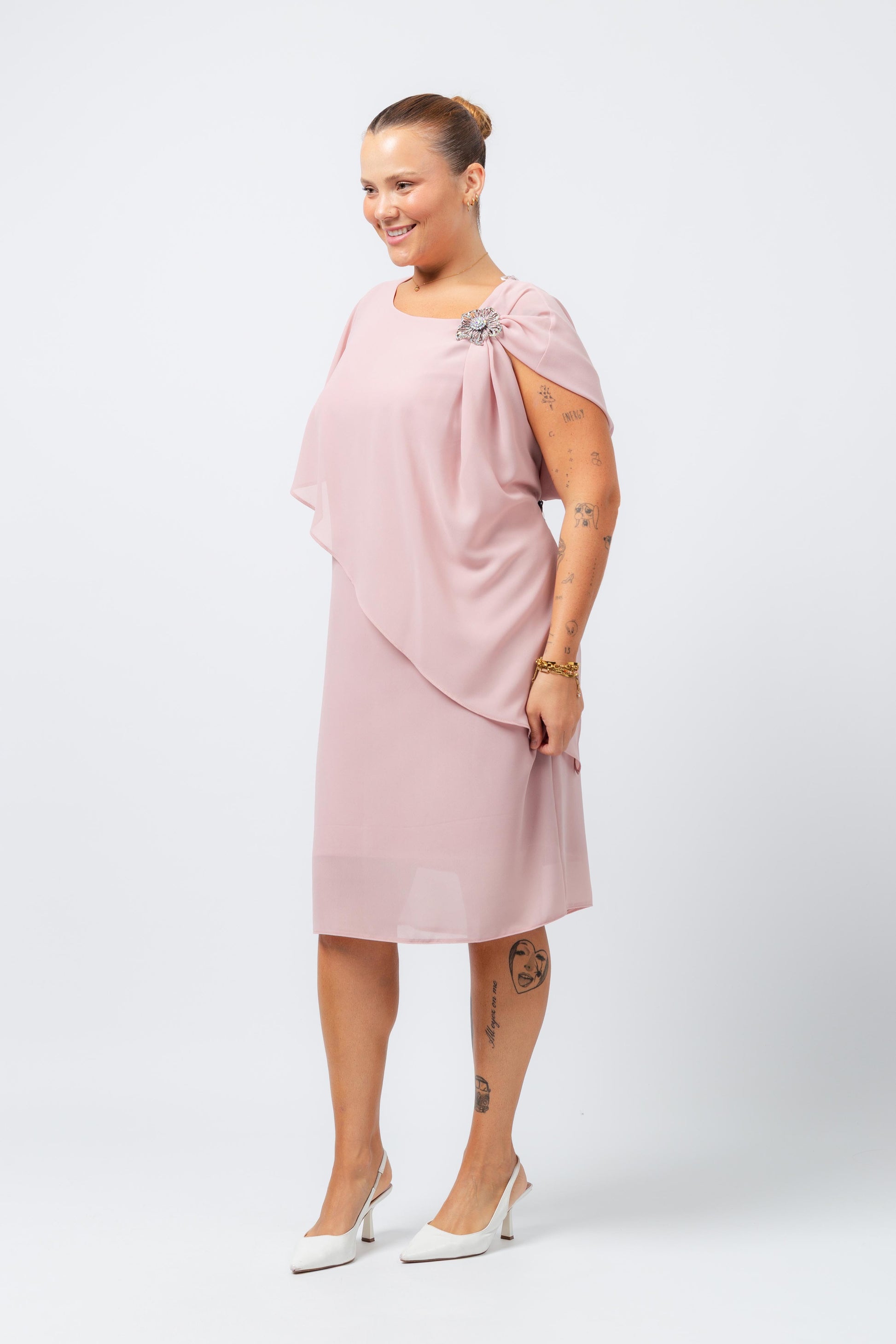 Vestido elegante com capa sobreposta rosa da Curvy em modelo plus size com detalhe de broche
