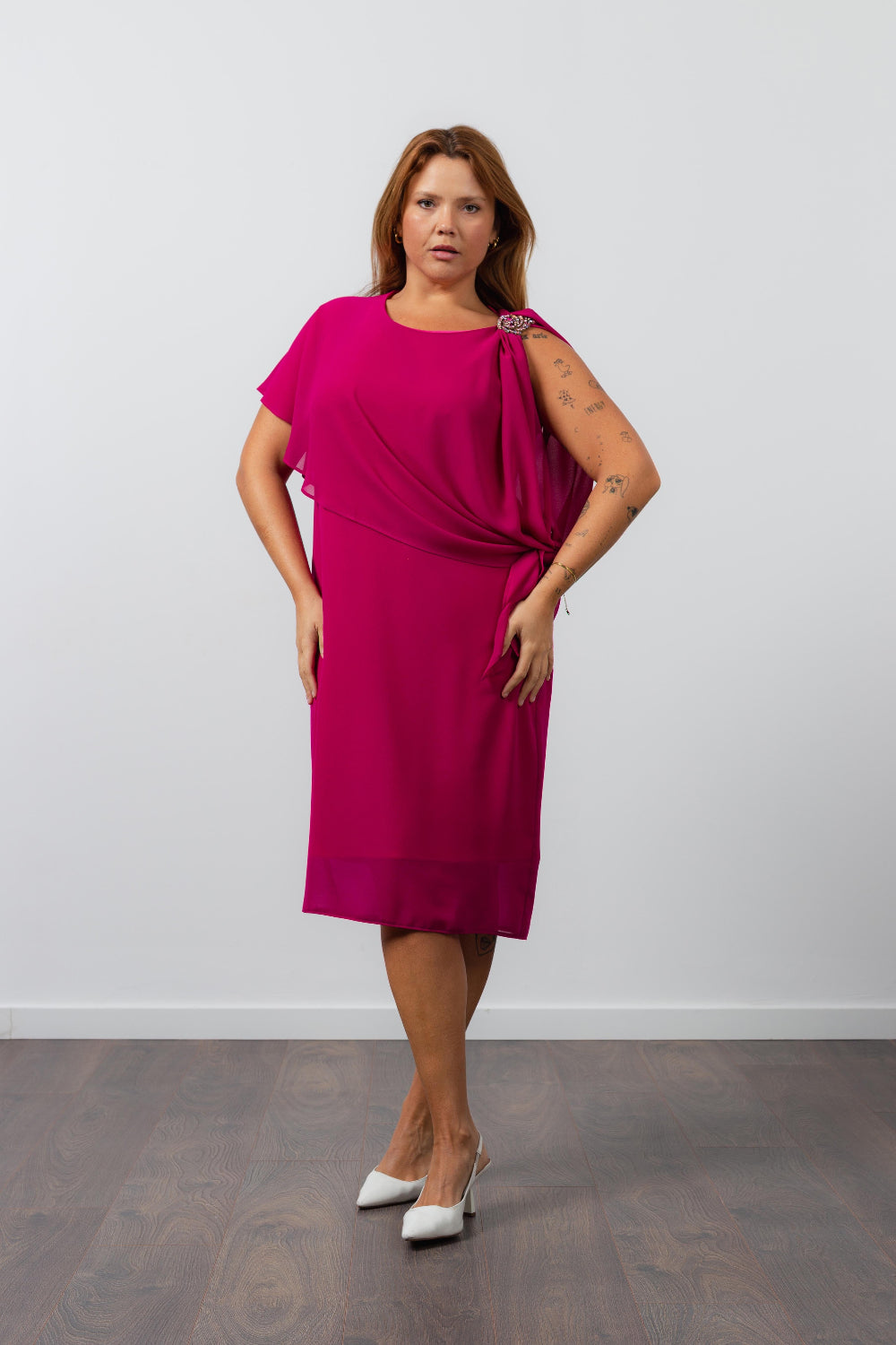 Vestido elegante com capa sobreposta em tom rosa vibrante da Curvy com detalhe de fivela no ombro