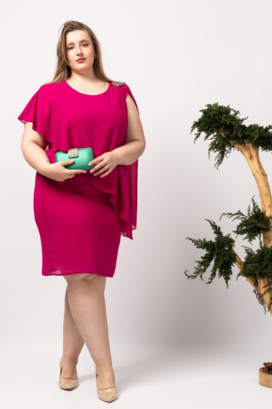 Vestido elegante com capa sobreposta rosa vibrante Curvy, combinado com clutch verde e sapatos nude