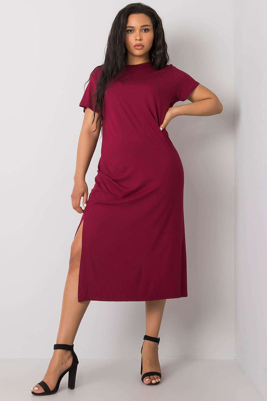 Vestido para mulheres curvy em tom vinho com fenda lateral e mangas curtas