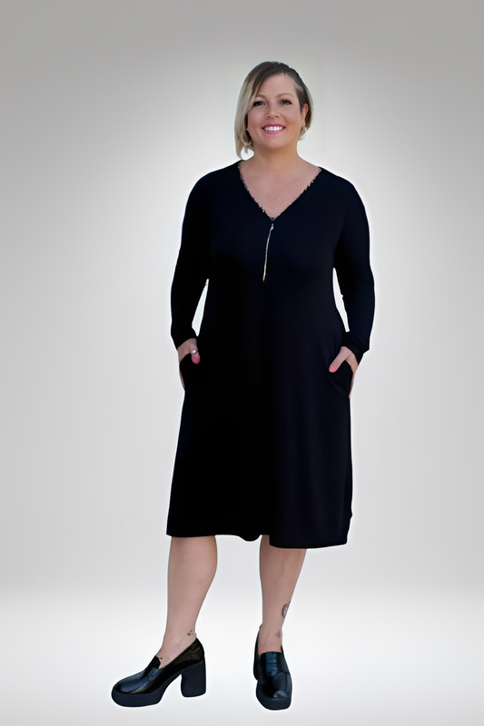 Vestido em A decote em v feminino preto de manga longa com bolso frontal da marca Alma