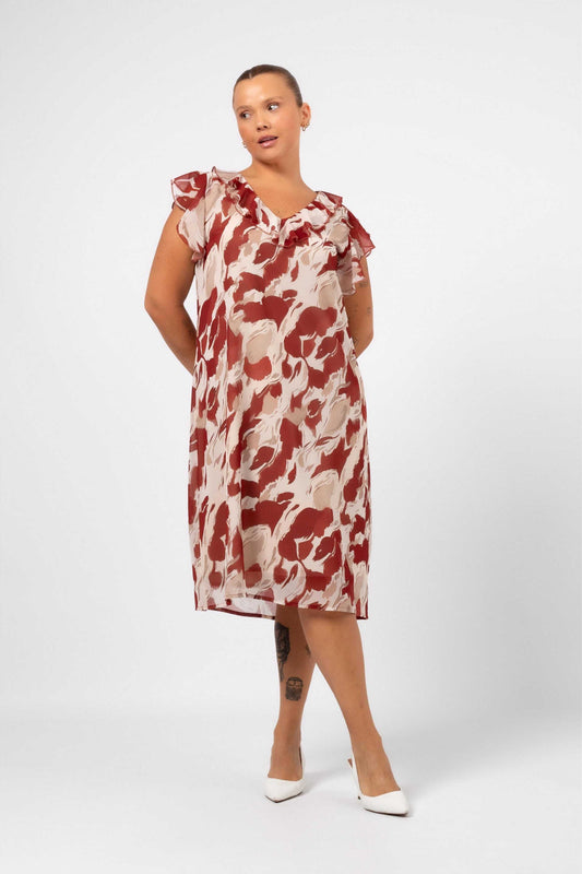 Vestido estampado plus size Curvy com estampa floral em tons vermelhos e detalhes em babados