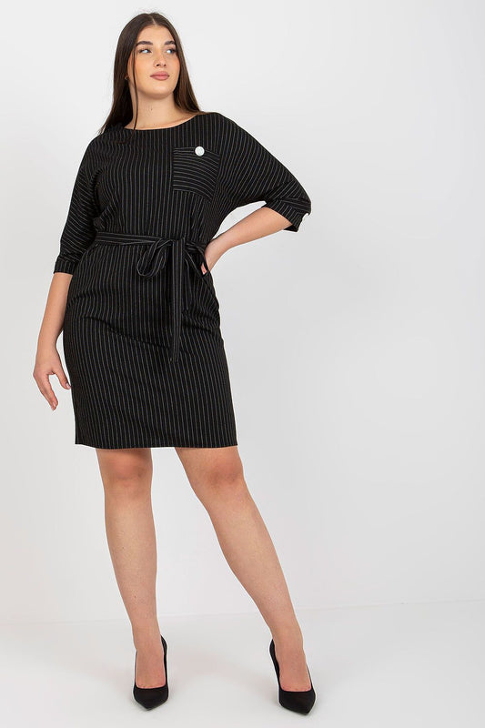 Vestido listrado para mulheres curvy preto com listras brancas e manga três quartos 
